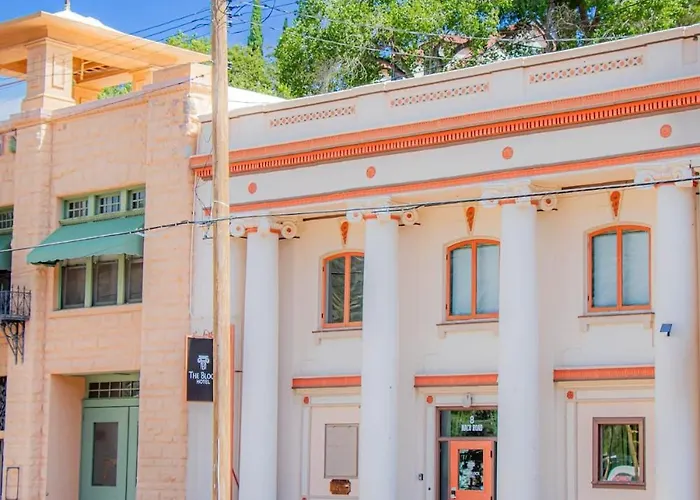 The Block Basic - Queen Hotel