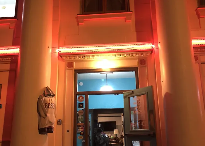The Block Basic - Queen Hotel