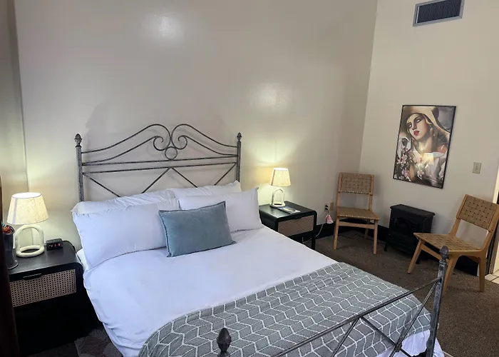 The Block Basic - Queen Hotel *