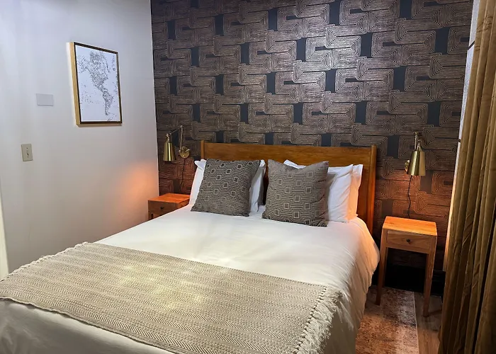 The Block Basic - Queen Hotel